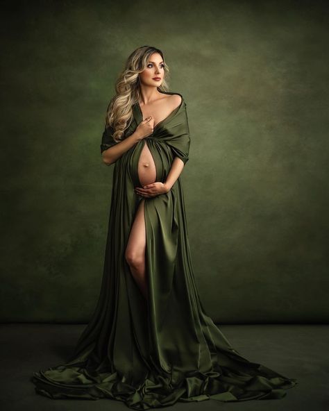 Maternity Posing Guide, Maternity Studio Photoshoot, Mother Baby Photography, Cute Pregnancy Pictures, Maternity Photography Poses Couple, Modern Maternity, Maternity Photography Studio, Photoshoot Backdrops, Maternity Photography Poses Pregnancy Pics