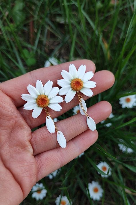 Clay Daisy Earrings, Clay Art Earrings, Polymer Clay Jewelry Ideas, Flower Earrings Diy, Clay Daisy, Clay Flower Earrings, Polymer Clay Kunst, Fimo Earrings, Fimo Jewelry