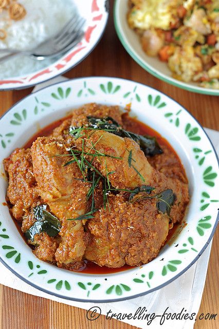 Rendang Recipe, Chicken Rendang, Malay Cuisine, Rendang Ayam, Korean Food Recipes, Nyonya Food, Lime Leaves, Malay Food, Malaysian Cuisine