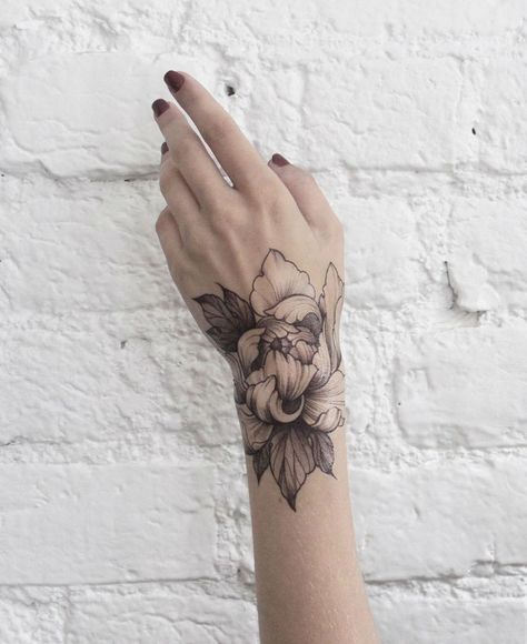 Floral Dotwork and Fine Line Tattoos by Dasha Sumkina 10 Tattoo, Stylish Tattoo, Home Tattoo, Tattoo Life, Fine Line Tattoos, Trendy Tattoos, Sleeve Tattoo, Line Tattoos, Neck Tattoo