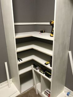 Corner Closet Shelves, Corner Closet Organizer, Diy Closet Organizer, Wire Closet Shelving, Closet Small Bedroom, Corner Closet, Closet Redo, Closet Built Ins, Organization Closet