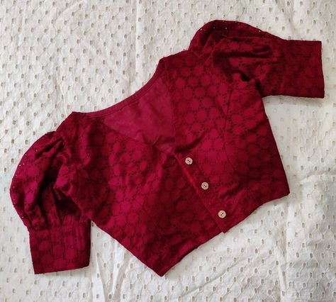 Churi Sleeves Blouse, Nice Blouse Designs, Back Button Blouse Designs, Hakoba Blouse Designs, Hakoba Blouse, Cotton Blouse Pattern, Onam Outfits, Pattern Blouses, Football Pattern