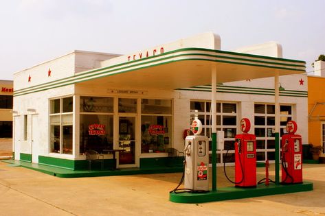 Vintage Cowan, TN Texaco | the local vinatge gas station has… | Flickr Drive Thru Design, Texaco Vintage, Old Gas Pumps, Vintage Gas Pumps, Corsa Classic, Pompe A Essence, Clean Bathroom, Station Service, Gas Service