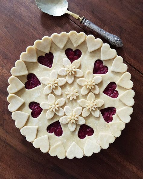 Hearts and flowers cherry pie Pretty Pie Crust, Fancy Pie Crust, Cookie Pies, Pie Crust Art, Beautiful Pie Crusts, Creative Pies, Decorative Pie Crust, Baking Pie, Pie Art