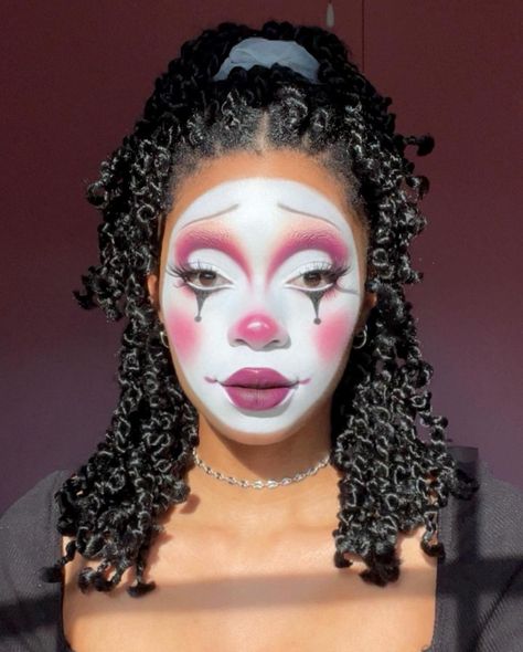 Clown Stage Makeup, Pretty Halloween Face Makeup, White Face Paint Makeup Looks, Old Fashioned Clown Makeup, Clown Makeup Brown Skin, Beauty Clown Makeup, Clown Makeup Pierrot, Clown Face Ideas, Sweet Clown Makeup