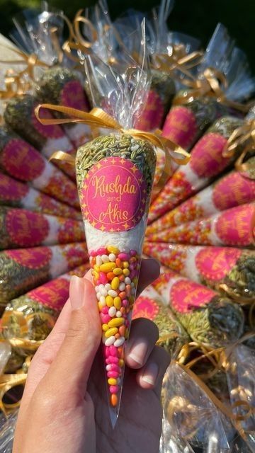 Mehndi Favours, Small Wedding Decor, Nikah Decor, Wedding Gift Hampers, Mehendi Decor Ideas, India Nature, Cozy Gifts, Indian Wedding Favors, Wedding Gift Pack