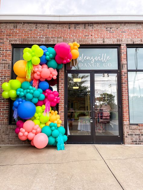 Store Balloon Display, Bright Colored Balloon Arch, Multicolor Balloon Decorations, Primary Color Balloon Arch, Multi Colored Balloon Garland, Multicolor Balloon Arch, Lisa Frank Balloon Garland, Kids Balloon Decorations, Balloon Garland With Streamers