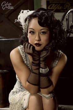 Flapper 40s Mode, Gatsby Girl, 1920s Hair, Movies Videos, 1920s Outfits, Great Gatsby Fashion, Masquerade Costumes, Opera Gloves, Gatsby Style