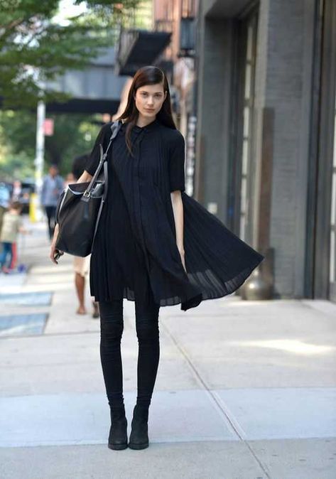 Business casual goth looks - Imgur All Black Clothing, Svarta Outfits, Corporate Goth, Casual Goth, Vans Outfit, Walking Down The Street, Woman In Black, Goth Look, Wearing All Black