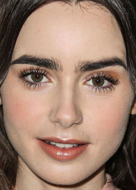 Belleza en toda su extensión, Lili colins. Lily Collins Eyebrows Natural, Masculine Features Woman, Upward Eyebrows, Lily Collins Eyebrows, Kylie Jenner Eyebrows, Eyebrow For Round Face, Eyebrows Step By Step, Best Eyebrows, Big Eyebrows