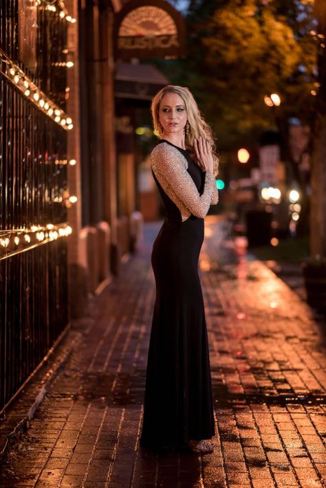 Night Photography Women, Evening Photoshoot, Actors Life, Night Photography Portrait, Night Street Photography, Night Photoshoot, Night Shoot, Portrait Portfolio, Night Time Photography