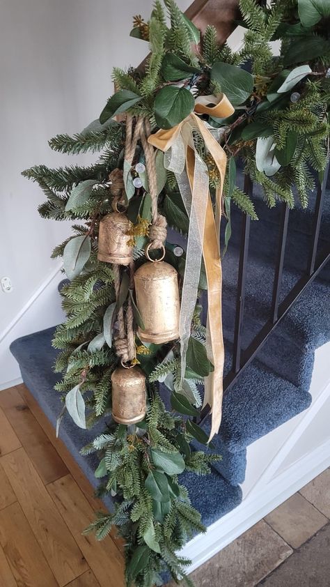 Christmas Garland For Staircase, Simple Xmas Decor, Holiday Staircase Decor Banisters, Christmas Garland Archway, Holiday Staircase Decor, Corner Christmas Decor, Stairway Decorating Christmas, Decorating Staircase, Christmas Bannister