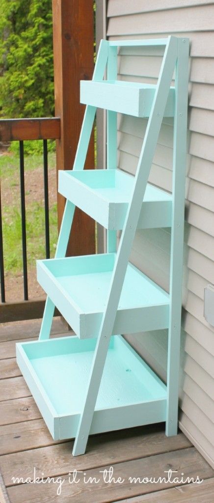 DIY: How to Build a Ladder Shelf - tutorial shows each step.  This is a great beginner's project - Making it in the Mountains Diy Ladder Shelf, Diy Muebles Ideas, Diy Ladder, نباتات منزلية, Hemma Diy, Kraf Diy, Diy Casa, Ladder Shelf, Diy Shelves