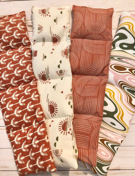 "These neck wraps feature modern designs in shades of terracotta and earth tones. Made from soft 100% cotton flannel. 🔸 SIZE: 20\" long x 5\" wide Weighs approx. 2 lbs 4 oz. **Please check the size and weight to ensure that this is the perfect size for you! Also please keep in mind that this is unscented, but rice does have just a slight scent. 🔸ABOUT OUR NECK WRAPS: Our soothing hot & cold rice bags provide moist heat or cooling comfort to ease pain and help you relax. Made from soft 100% Rice Bag Neck Warmer, Fabric Things To Make And Sell, Trending Sewing Projects, Simple Sewing Projects For Gifts, Flannel Sewing Projects, Easy Sewing Crafts, Heating Pad Pattern, Rice Bag Heating Pad, Sewing Projects To Sell