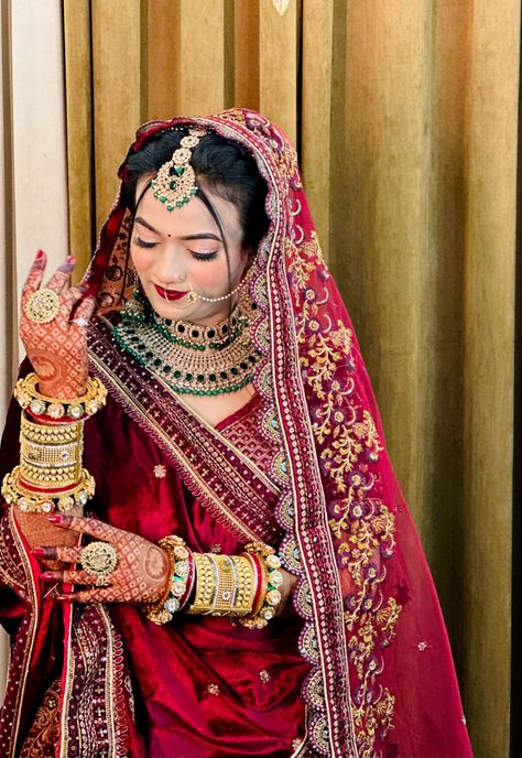 Sidhu Photo, Singal Dulhan Pose, Dulhan Portrait, Muslim Bride Photoshoot, Soft Natural Bridal Makeup, New Dulhan Pose, Wedding Dulhan Pose, Pakistani Makeup Looks, Bride Pic