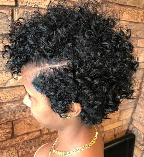 Short Natural Side-Parted Hairstyle Natural Hairstyles For Short Hair, Summer Curls, Natural Hair Cuts, Curly Hair Types, Big Chop, Penteado Cabelo Curto, American Woman, Hairstyles For Short Hair, Short Natural Hair Styles