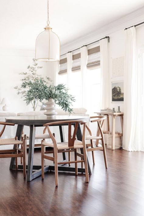 Round Dining Table Wishbone Chairs, Breakfast Area Table And Chairs, Round Table Wishbone Chairs, Pendant Over Round Table, Round Table Pendant Light, Eat In Kitchen Round Table, Round Dining Table Lighting, Round Breakfast Table Ideas, Table With Wishbone Chairs