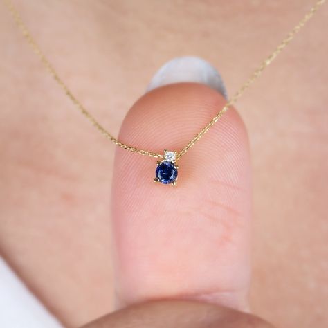 One Stone Pendant, Saphir Necklace, Sapphire Necklace Simple, Saphire Jewelry, Gold Pendant Designs, Single Stone Necklace, Simple Pendant Necklace, Gem Stone Necklace, Sapphire Jewelry Set