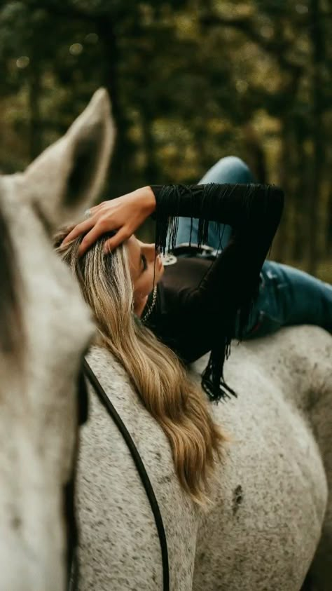 andreavaughnphotography on Instagram: Behind the scenes⚡️ #whatiseevswhatmycamerasees #whatiseevswhatyousee #horsephotoshoot #arkansasphotographer Cute Pictures With Horses, Horse And Woman Photography, Poses For Horse Pictures, Pasture Picture Ideas, Spooky Horse Photoshoot, Family Horse Pictures, Photo Shoot With Horses Cowgirl, Cowgirl Pictures With Horse, Country Senior Pictures With Horses