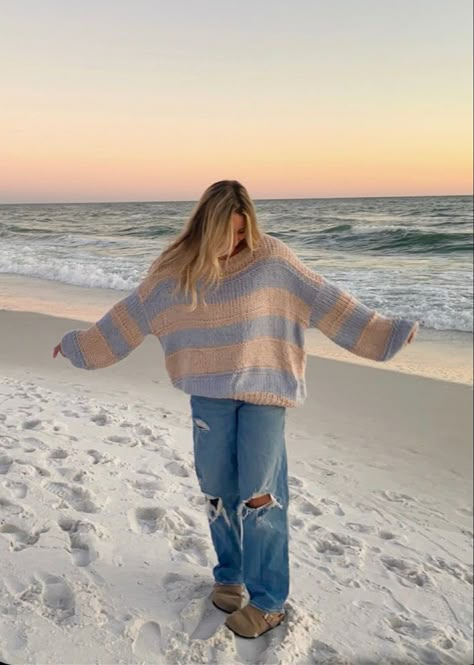 Costal Grandaughter Aesthetic Outfits, Cute Cold Beach Outfits, Sweater At The Beach, Cold Beach Outfit Winter, Windy Beach Outfit, Coastal Grandma Style Outfits, Jeans And A Sweater Outfit, Sweaters And Jeans Outfit, Cold Coastal Outfit