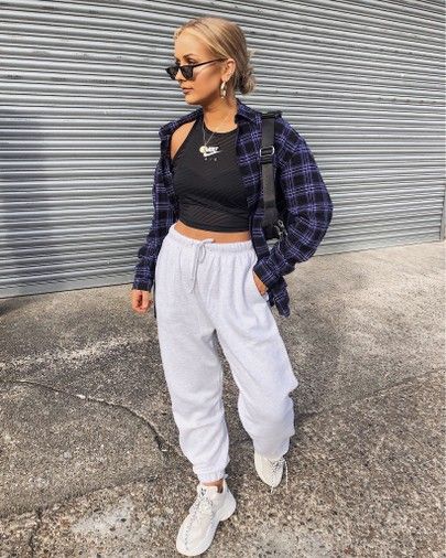 90s inspired outfit with grey joggers and sports top athleisure. Click to shop this outfit. White Joggers Outfit, Brandy Sweatpants, Jogger Outfit Casual, Joggers Outfit Women, Cute Sweatpants Outfit, Sweats Outfit, Mode Grunge, White Joggers, Winter Fashion Outfits Casual