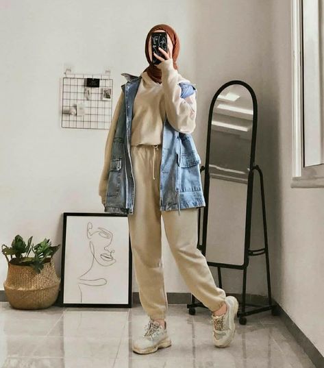 Outfit Jogger Pants, Hijabi Streetwear, Jogger Pants Style, Celana Fashion, Ootd Hijab Casual, Denim Jogger Pants, Outfit Oversize, Hijab Style Casual, Casual Hijab