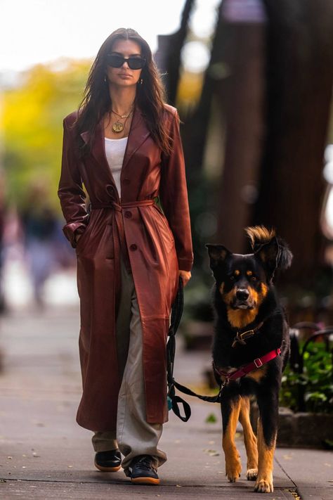 Emily Ratajkowski Style Street, Emrata Outfits, Emrata Style, Burgundy Trench Coat, Trench Outfit, Emily Ratajkowski Style, Outfit Invierno, Winter Mode, Emily Ratajkowski