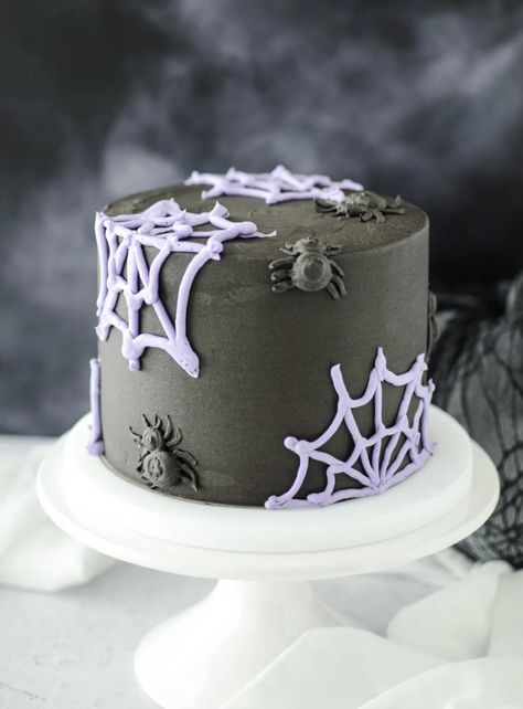 Spider Web Cake Design, Spider Cake Birthday, Halloween Birthday Cakes For Adults, Easy Halloween Cake Decorating, Simple Halloween Cake, Spider Birthday Cake, Halloween Bday Cakes, Spooky Birthday Cake, Halloween Cake Decorating Ideas