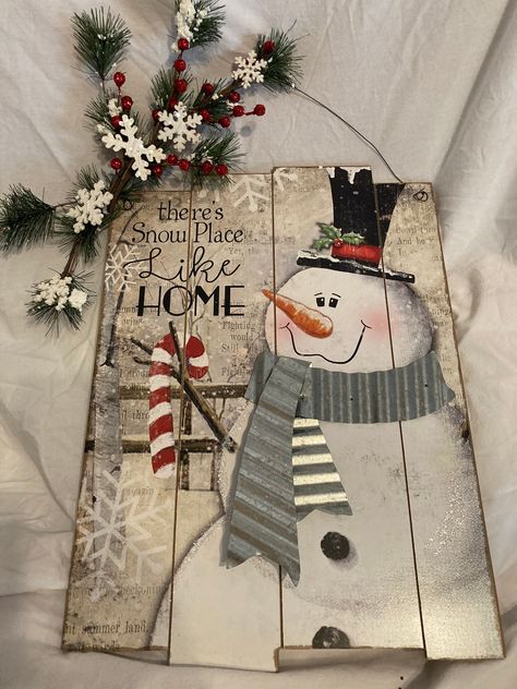 Purchased Snowman Sign decorated by me with Evergreens, snowflakes and berries Xmas Wooden Signs, Christmas Pallet Crafts, Christmas Snowman Painting, Winter Door Hangers, Christmas Door Signs, Door Leaners, Snowmen Paintings, Craft Snowman, Snowman Door Hanger