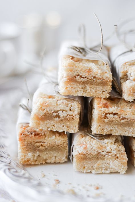 These easy almond crumb bars have a buttery shortbread cookie crust, with almond paste filling, and a crumble topping. They're simple but so delicious, quick and easy to make, and a perfect addition to a Christmas cookie box! Recipes With Almond Paste, Almond Paste Filling, Almond Paste Cookies, Almond Paste Recipes, Almond Filling, Shortbread Cookie Crust, Almond Desserts, Crumb Bars, Almond Bars