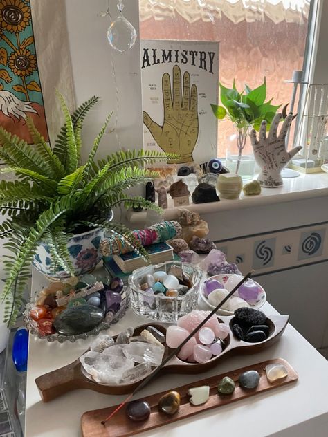 Crystal Alter, Crystals Spirituality, Crystals Aesthetic, Crystal Room Decor, Spiritual Room, Witch Room, Crystal Room, Zen Room, Crystal Shelves