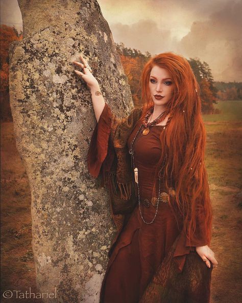 🍂"Long lost words whisper slowly to me"🍂 Another picture of the witchy shoot amongst the mystical megalithic site - Blomsholm… Woman Long Hair, Witch Woman, Outfit Drawing, Witch Hair, Red Haired Beauty, Celtic Woman, Beautiful Red Hair, Ginger Girls, Long Red Hair