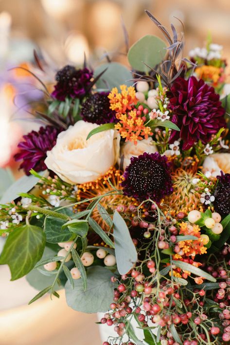 Modern Fall Flower Arrangements, Fall Dahlia Bouquet, Fall Wedding Design, Autumn Centerpieces Wedding, Mums At Wedding, Mums Centerpiece Wedding, Fall Wedding Round Table Decor, November Wedding Decor, Wedding Flowers November