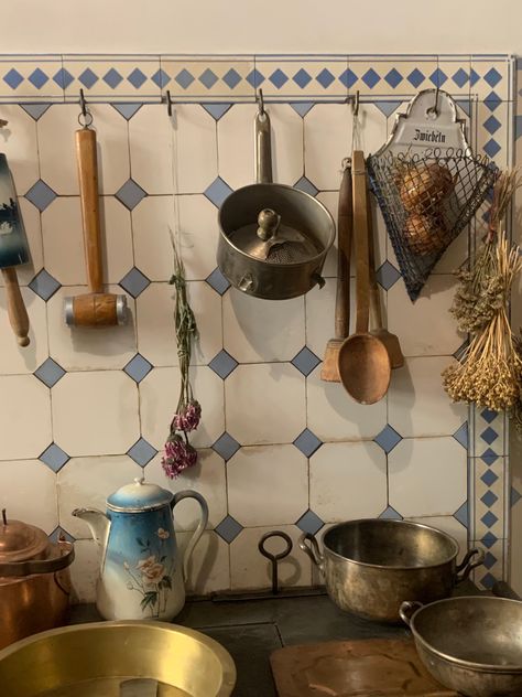 1920s kitchen latvia Aesthetic Kitchen Inspiration, Old Italian Apartment Aesthetic, Aesthetic Kitchen Minimalist, Vintage French Kitchen Country Style, 1920 Kitchen Design, Cottagecore Aesthetic Kitchen, Italian Kitchen Aesthetic, Vintage Eclectic Kitchen, Whimsigoth Kitchen