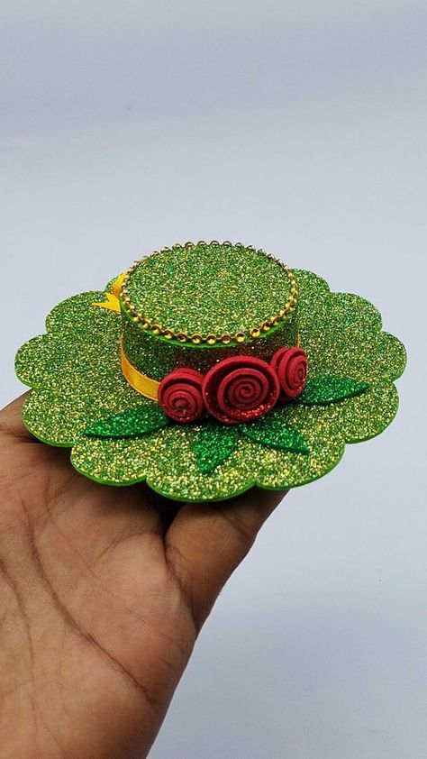 Minature Hats Handmade, Mini Hats Diy, Martisoare Handmade Ideas, Wedding Giveaways Ideas, Straw Hat Crafts, Diy Handmade Gift Ideas, Cowboy Hat Crafts, Giveaways Ideas, Tiny Hats