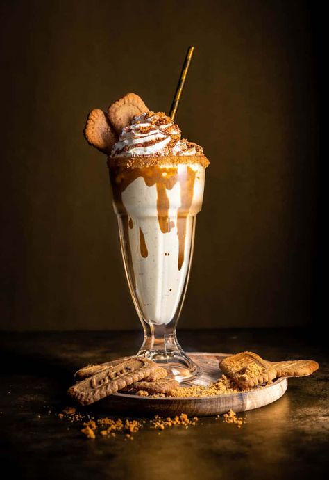 5 minute Biscoff milkshake Biscoff Frappe, Biscoff Milkshake, Milkshake Ideas, Cookies And Cream Milkshake, Homemade Milkshake, Best Milkshakes, Cinnamon Caramel, Biscoff Spread, Vanilla Milkshake