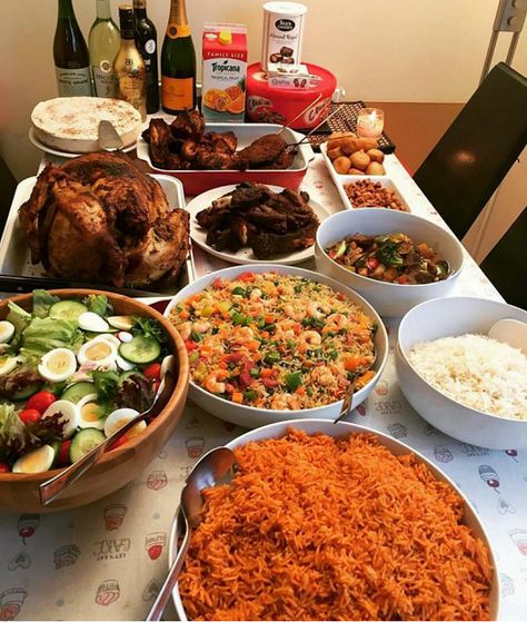 Many Food On The Table, Many Foods On The Table, Food On The Table Aesthetic, Cooking For Guests Dinners, Lots Of Food On Table, Lunch Guests Ideas, Guest Dinner Ideas Meals, African Lunch Ideas, Family Lunch Aesthetic