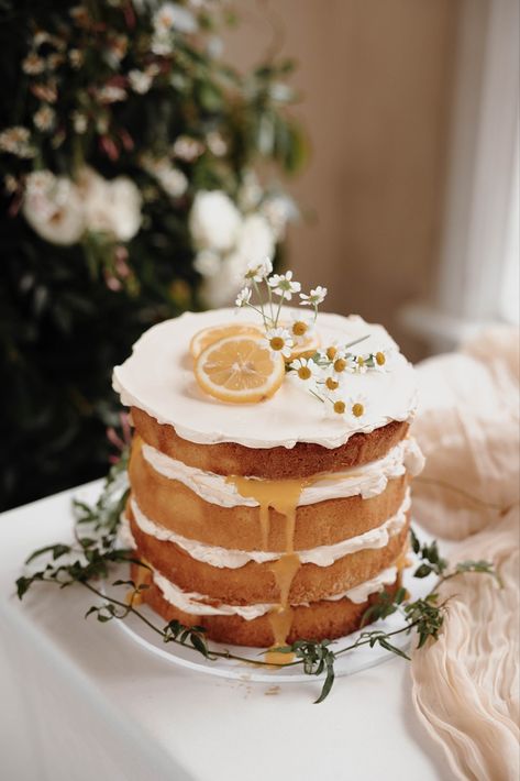 Wedding Sponge Cake, Rustic Birthday Cake Ideas, Rustic Cake Recipe, Rustic Lemon Cake, Lemon Cake Wedding, Fresh Fruit Wedding Cake, Meringue Wedding Cake, Wedding Cake One Layer, Naked Lemon Cake