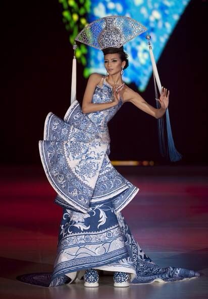 Haute Couture World Of Wearable Art, Hong Kong Fashion, Singapore Fashion, Guo Pei, China Fashion, Kimonos, Asian Fashion, Fashion Week Spring, London Fashion Week