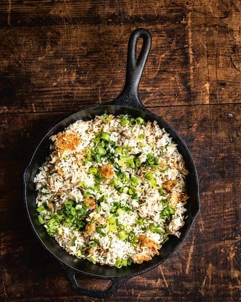 Bobby Flay’s Crispy Coconut Scallion Rice Recipe ~ https://steamykitchen.com Scallion Rice, Chef Bobby Flay, Bobby Flay Recipes, Coquille St Jacques, Plant Based Dinner, Crispy Rice, Bobby Flay, Coconut Rice, Coconut Recipes