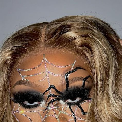 BeatsByDeb ONLY PAGE on Instagram: "spider queen🖤 “Deb do you go out in your makeup looks?” #SWIPE to the last photo for the answer😂💀 Thank yall for all the love on this look🥹 people had been sending me @jocelinmanson & @angycuen15 spider looks, and they inspired me to create this🔥 MAJOR DEETS⤵️ Wig @taylormade_stylez Eyes/Web: Black Paint Stick @nyxcosmetics In The Buff Palette @beatsbydebcosmetics Eye Paint (inner corner) “Fractal” @aboutfacebeauty Water Activated Eyeliner @beatsbydebc Spider Eye Makeup Halloween, Cobweb Makeup, Spider Rhinestone Makeup, Scorpion Makeup, Spider Makeup Looks, Web Eyeliner, Spiderweb Makeup Eye, Spider Inspired Makeup, Spider Eye Makeup