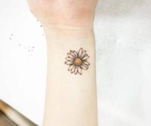 Small Daisy Tattoo, Hals Tattoo Mann, Wildflowers Tattoo, Daisy Tattoo Designs, Daisy Flower Tattoos, Flower Tattoo Meanings, Tattoo Trend, Daisy Tattoo, Small Flower Tattoos