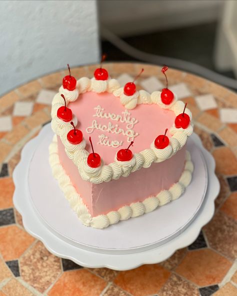 Pasteles en forma de corazón cubiertos con crema 🤍🩷❤️💜🖤 Puedes elegir el diseño que quieras o lo personalizamos si quieres cambiar el color o la decoración. #pasteles #cakes #cumpleaños #birthdaycake #corazon #barcelonacakes Postres Aesthetic, Pasteles Aesthetic, Ideas Aniversario, City Cake, 26th Birthday, Ideas Para Fiestas, Pastel Aesthetic, Ipa, Seventeen