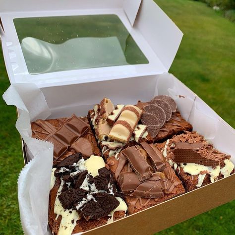 Gourmet Brownies Boxes, Selling Brownies Packaging, Brownie Gift Box Ideas, Brownie Treat Boxes, Bakery Treat Boxes, Brownie Box Ideas, Decorated Brownies Ideas, Brownie Boxes Packaging, Brownies For Birthday