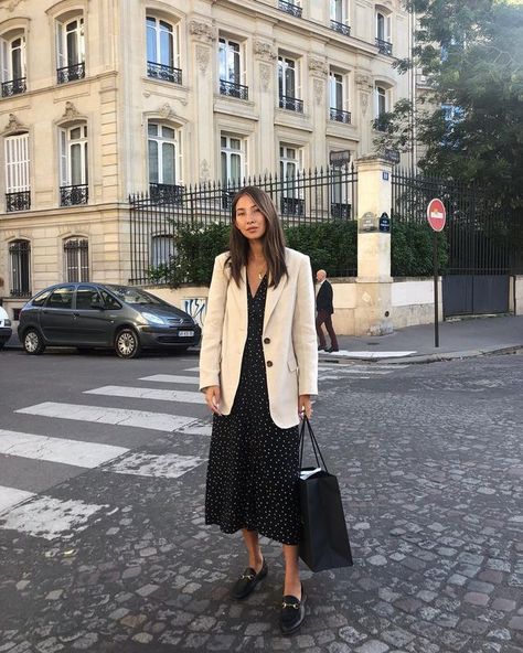 2 Ways to Wear a Linen Blazer for Spring Blazer And Dress Outfit, Linen Blazer Outfit Women, Boyfriend Blazer Outfit, Cream Blazer Outfit, Linen Blazer Outfit, Dress And Blazer Outfit, Chic Blazer Outfit, Short Coats, Blazer Outfits For Women