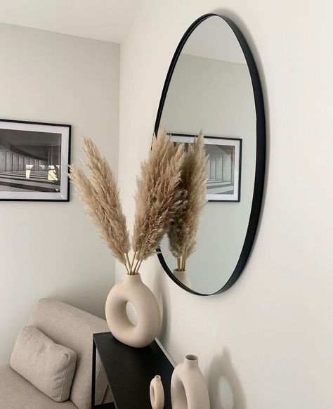 Pick&Bloom on Instagram: “Brown pampas grass in our all time favourite H&M vase. 🤍 . Photo by @natalieyateshome . . . . . . . . . . . . . . . . . #pampas…” Pampas Living Room Decor, Black Vase With Pampas, H&m Vase, Pampas In Vase, Pampas Grass Decor Living Room, Pampas Grass In Vase, Vase With Pampas, White And Brown Bedroom, Pampas Vase