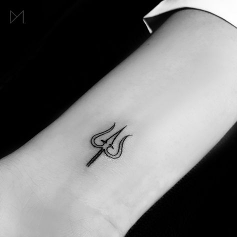 Minimal Trishul / Trident Linework Tattoo Tattoo On The Wrist, Trishul Tattoo Designs, Om Tattoo Design, Tattoo Design For Hand, Linework Tattoo, Tattoo World, Hand Tattoos For Girls, Om Tattoo, Shiva Tattoo Design