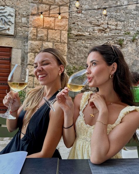 Winery Friend Pictures, Wine Tasting Inspo Pics, Best Friend Brunch Pictures, Wine Poses Instagram, Wine Tasting Picture Ideas, Winery Inspo Pics, Wine Pictures Instagram, Drinking Wine Pose, Poses With Drinks