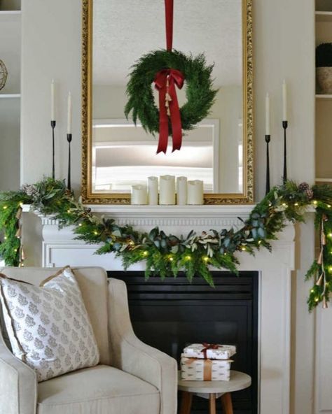 Classic Christmas Decor Ideas, Wreath On Mirror, Classic Christmas Decor, Easy Elf On The Shelf, Easy Elf, Diy Christmas Decor, Christmas Decor Inspiration, Christmas Tours, Christmas Interiors