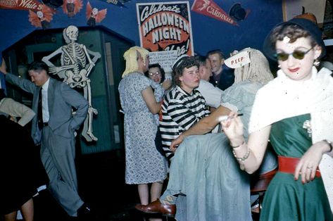 Halloween Party Yesteryear: 20 Found Photos from the 1950s -1980s - Flashbak 1950s Halloween, 50s Aesthetic, Halloween Party Photo, Vintage Halloween Party, Vintage Halloween Photos, Vintage Halloween Costume, Halloween 2, Halloween Images, Halloween Photos